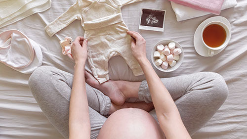 V našem videokurzu Narození miminka vám naše lektorka Terezka vysvětlí, co se děje s vaším tělem před porodem.