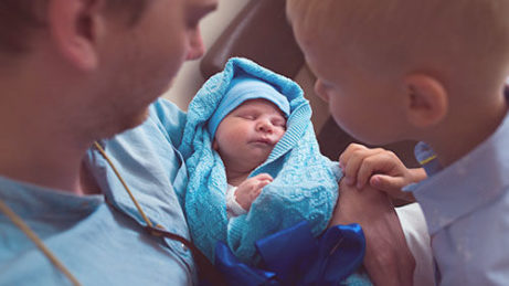 Ve videokurzu Narození miminka se dozvíte, jak je to s doprovodem u porodu. Kdo všechno vám může být oporou.