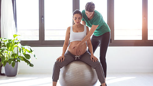 Ve videokurzu Narození miminka se dozvíte, kdo je to porodní asistentka, a proč je v dnešní době velmi výhodné svěřit se do její péče.