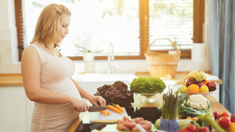 Strava v těhotenství je velmi důležitý pro správný vývoj miminka, ale také pro fyzickou kondici maminky.