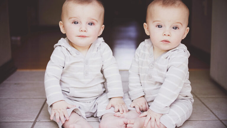 Zajímavosti o vícečetném těhotenství a pozoruhodnosti v životě dvojčat. Nový článek na blogu BUDE NÁS VÍC.