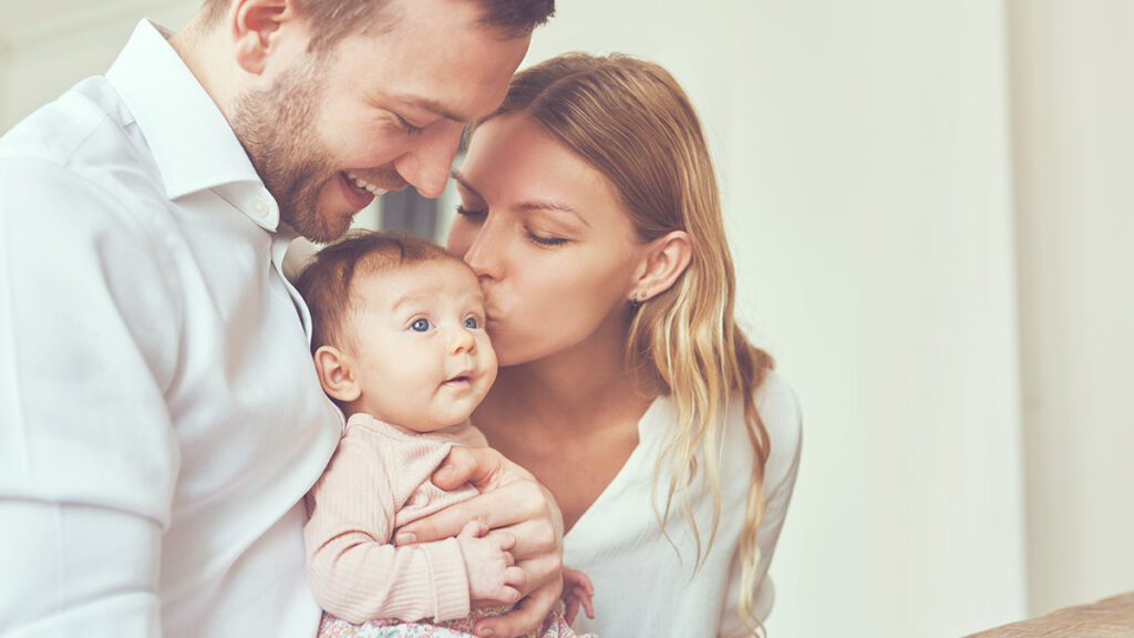 Kontaktní rodičovství – prostředek k pevné citové vazbě mezi matkou a dítětem. Více v novém článku na našem blogu BUDE NÁS VÍC.