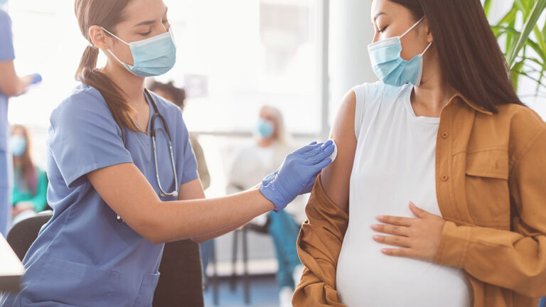 Jste těhotná nebo otěhotnět plánujete, jste po porodu a kojíte své miminko, ale stále nemáte jasno v otázce očkování proti Covid-19? Zajímají Vás názory odborníků a výsledky provedených studií? Jděte na blog předporodního online kurzu BUDE NÁS VÍC.